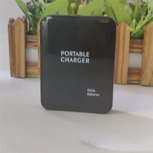 Carregador Externo USB para 4 Pilhas AA, Dispositivo USB com Porta USB e Lanterna 1