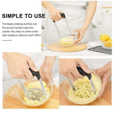 Aardappelstamper van roestvrij staal met brede en ergonomische horizontale handgreep. Fijnmazige stamperplaat voor gladde aardappe