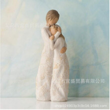 (Stand and hold the child.) Valentine's Day Wood Carving Style Couple Figurine Resin Craft Romantic Embrace Home Decor