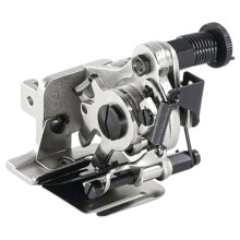 Máquina de Costura Industrial Plana de Agulha Única com Calcador Antirrugas e Acessório para Pregas em Tecidos Finos.