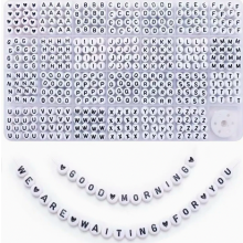1400 letterkralen, zwart-witte alfabetkralen van acryl, 4 x 7 mm, 28 vakjes, voor sieraden maken en armbanden knutselen