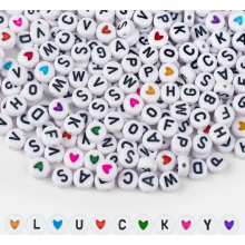 1000 kleurrijke letterkralen om te rijgen, 4 x 7 mm, met witte letters en hartkralen, ronde acrylkralen voor armbanden en kettingen
