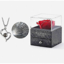 Coffret cadeau pour collier de roses naturelles préservées, idéal pour la Saint-Valentin ou comme écrin à bijoux élégant.