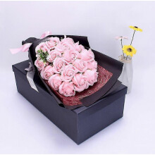 Cadeauverpakking met 18 zeeprozen, een creatief bloemenarrangement van zeep voor Valentijnsdag en als woondecoratie.