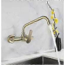 Rubinetto da cucina a parete in oro spazzolato con beccuccio girevole, miscelatore per lavello senza piombo per cucine moderne.