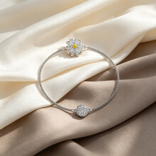 2026 New Bracelet Silver Daisy Flower Crystal Charm Bracelet, Floral Minimalist Ladies Wrist Chain 5520651
