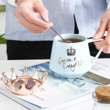Mug Reine 2026 avec couvercle couronne et cuillère, tasse à café en céramique bleue, cadeau pour petite amie ou épouse