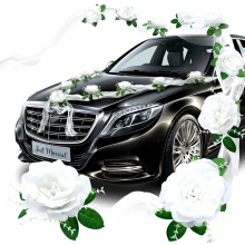 Witte roos als decoratie voor de motorkap van de trouwauto, kunstmatige bloemenversiering voor de motorkap van de bruidsauto.