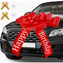 Grote rode autostrik van 76 x 80 cm met gouden ministrikjes en zuignap voor autodecoratie ter ere van een 18e verjaardag.