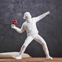 (Weiß) Newmyth Banksy Flower Thrower Statue Resin Art Craft Home Decor Shelf Desk Ornament White