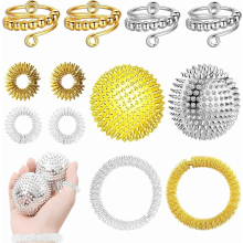 Conjunto de anillo de acupresión y pelota de masaje con púas, con anillos sensoriales de metal y pulseras para aliviar el estrés en adultos.