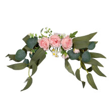 Arche de mariage avec guirlande de fleurs artificielles, arrangements floraux de roses, décor de table pour réception de mariage