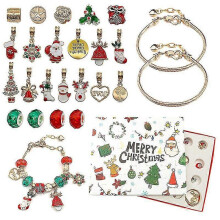 24-teiliges Set mit Halsketten, Anhängern, Weihnachtskalender-Armbändern und Überraschungsgeschenkbox in Gold