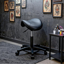 Tabouret de selle à roulettes - HOME NATURE WOHNKONZEPT - Réglable 48–63 cm - Pivotant 360 - Assise PU noire