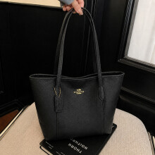 (Black) Solid color pebbled tote bag