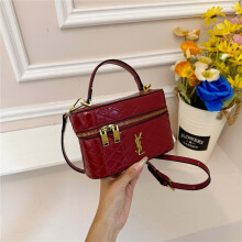 (Wine red) Glossy diamond pattern mini box bag