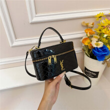 (Black) Glossy diamond pattern mini box bag