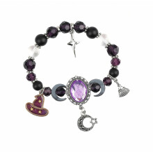 Kralenarmband met maan-, ster- en bezemdetails, paarszwarte kralen en zilverkleurige elementen, perfect voor alledaagse outfits en them