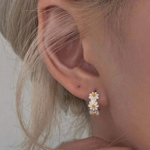 Small Daisy Hoop Earrings White Simple Drip Glue Flower Earrings Sweet Cute Sunflower Cartilage Huggie Earrings for Women Bff