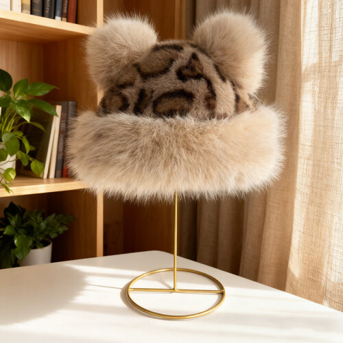 Set composto da cappello e sciarpa in peluche con stampa leopardata e orecchie con pon pon, caldo e spesso, ideale per l'inve 1