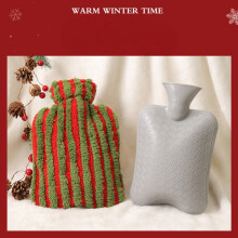 Grote warmwaterkruik van 2000 ml met rode en groene pluche hoes - houdt de warmte goed vast en is ontworpen om verbranding te