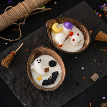 Creatieve geurkaarsen in een kokosnootschaal, geurgeschenken met Halloween-thema, feestartikelen.