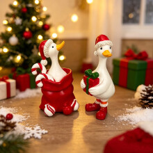 Juego de 2 figuras de patos navideños – Bonita decoración de escritorio de resina | Adorno navideño festivo y regalo para re