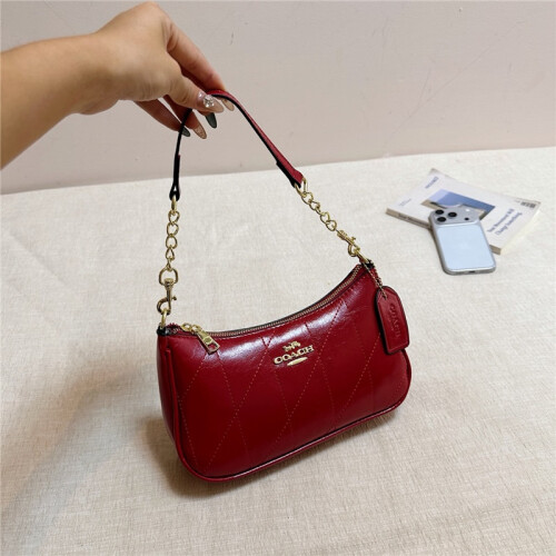 (Red) Sweet cool quilted baguette bag