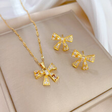 Set composto da collana e orecchini con fiocco dorato | Catena in acciaio al titanio + ciondolo in rame con strass | Regalo d