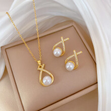 Set aus goldener Perlenkette und Ohrringen mit Kreuzmotiv | Schmuck mit Strasssteinen | Geburtstagsgeschenk für Freundin und