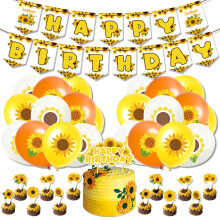 Verjaardagsdecoratie met zonnebloemen, een slinger van kunstmatige zonnebloemen, een ballonnenboog en kleurrijke papieren zon