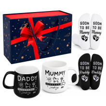 GARMEE New Parents Gift Set for Mum and Dad, Mummy Daddy Mugs and 2 Pairs of Funny Socks with Gift Bag, First Time Parents Gifts, Baby Shower, Pregna
