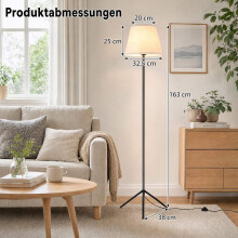 Moderne vloerlamp met stoffen kap en driepootvoet.