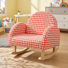 Oranje schommelstoel voor kinderen met fluwelen bekleding in teddybeerstijl.