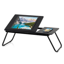 Opklapbare laptoptafel met verstelbare hoeken, gemaakt van MDF en metaal.