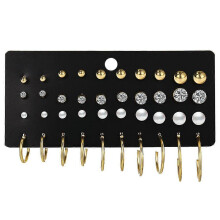 Elegantes Set aus 20 runden Ohrsteckern und Creolen für Damen. Metallkugel, Kunstperlen, Strasssteine – perfekt für Piercings, Masken