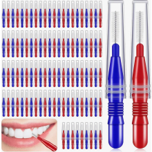 Verpakking met 100 interdentale borsteltjes, tandreinigingsinstrumenten (rood en blauw) voor het reinigen van de tanden.