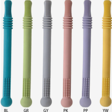 Set van 6 siliconen bijtspeeltjes voor baby's, flexibele holle kauwbuisjes en bijtringen.