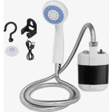 Chuveiro portátil para camping com operação de um clique, bateria de 2200mAh e vazão de água de 4 a 5 litros por minuto para uso externo.