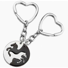 par de llaveros metálicos colgantes con forma de corazón y diseño de pareja de caballos.