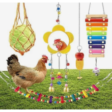 Conjunto de 5 peças de brinquedos para galinheiro: balanço arco-íris, espelho, sino, espeto para legumes, rede, saco e xilofone de madeira.