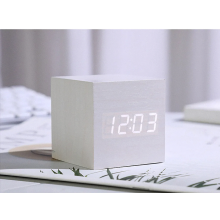 Mini despertador digital de madeira com visor LED, controle de voz, cronômetro, calendário e luz verde.