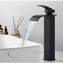 Torneira preta para lavatório, modelo moderno com efeito cascata, bica alta e monocomando para pias de banheiro.