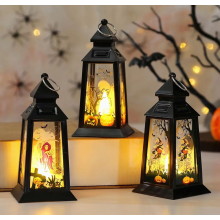 Decorazioni di Halloween, tre lanterne a LED e candele per allestire tavoli da festa in ambienti interni ed esterni.