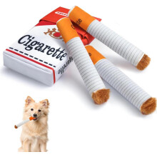 Zábavná psí hračka s cigaretou, která vrzá