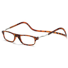 (TORTOISESHELL, 250) • Magnetische leesbril met ophangmechanisme, opvouwbaar en voorzien van een kliksluiting aan de voorkant en een nekkoord.