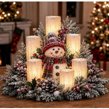 Weihnachtstischdekoration mit Schneemann, flammenlosen LED-Kerzen, frostigem Kiefern- und Beerenarrangement und warmem Licht für den Esstisch