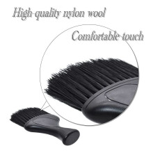 Reinigende nekborstel voor kappers met zachte nylon haren - Ergonomisch gebogen handvat, staand.