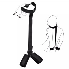 Bondage-handboeien met mondknevel en tepelklemmen