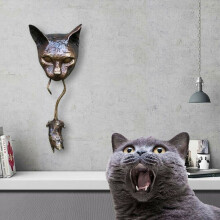 Muurbeeldje van een kat die een muis bijt, kunstornament voor in de tuin of buiten, deurdecoratie
